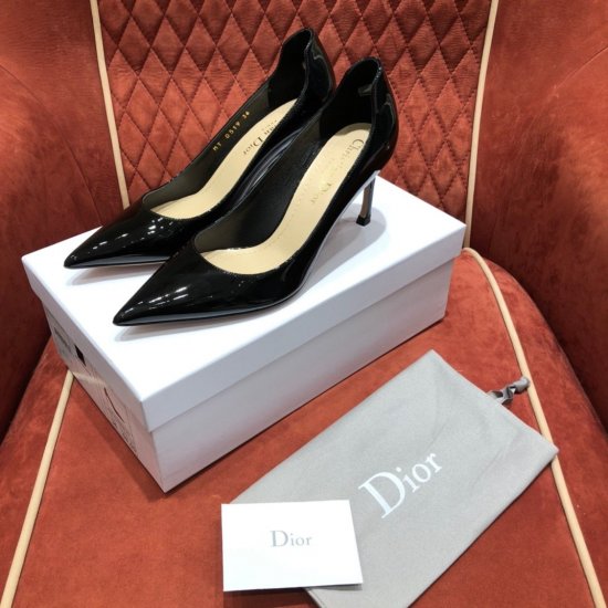 Dior 经典漆皮高跟 8公分 如果一定要买一双高跟鞋那么一定是漆皮料的_真的巨简约大气～可以住各种场合 无论是上班配西装 还是搭配小裙子去轰趴_你都能拿住整个气场进口牛漆皮意大利真皮大底 后脚跟有一块贴心的防脱胶带 两色 35-40码 - Click Image to Close