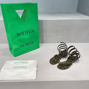 Bottega Veneta BottegaVeneta蛇纹凉鞋， 浓浓70年代嘻哈风格 鞋面包中底采用牛皮，垫脚牛皮，意大利进口真皮大底 。 颜色:三色 跟高:平跟1.5cm 高跟7.5cm 码数:35-39