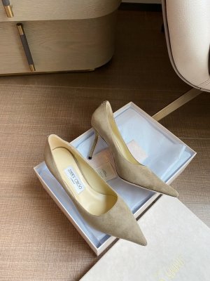 Jimmy Choo JimmyChoo 跟高8.5cm 尖头、浅口、羊京鞋面 鞋面：进口羊鲸 内里：进口全粒面水晶羊皮 大底：真皮大底 跟高： 平底1.0cm 中跟6.5cm 高跟8.5cm SIZE ：35-40