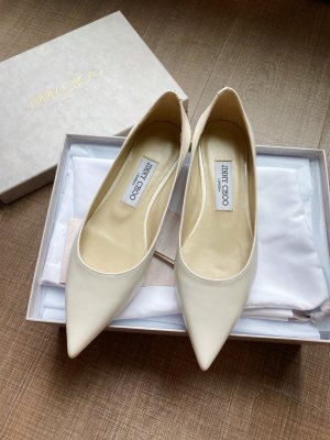 Jimmy Choo JimmyChoo 跟高1cm 尖头、浅口、漆皮鞋面 鞋面：进口漆皮 内里：进口全粒面水晶羊皮 大底：真皮大底 跟高： 平底1.0cm 中跟6.5cm 高跟8.5cm SIZE ：35-40