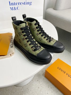 LV 本款 Stellar 运动鞋取材经典 Monogram 印花帆布，搭配小牛皮饰边、皮革鞋头和橡胶外底。孔眼设计、Louis 和 Vuitton 鞋带装饰增添精致细节，品牌标识压印于鞋带固定夹。 内里材质：牛皮内里 牛皮垫脚 码数：35-40