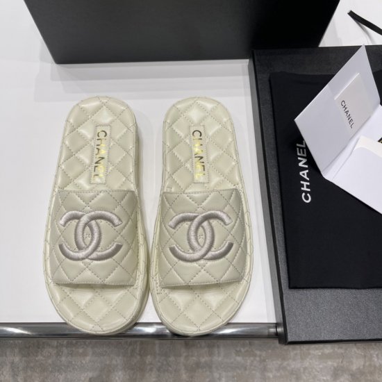 Chanel 2021新品菱格纹双C刺绣拖鞋 材质与工艺： 原版小羊皮面料 原版真皮垫脚 定制logo大底 Size：35-40 - Click Image to Close