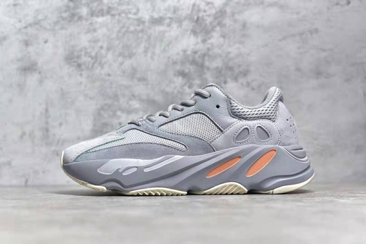 Yeezy Boost 700 “Inertia” 鞋款以灰色为主调，但每个部分都以不同的材质和不同深浅的灰色呈现，展现出丰富的层次感。中底以亮眼的浅橙色点缀，最后以沙色外底收尾，延续侃爷一贯偏爱的大地色主题 + 亮色点缀。相比前两款配色更加耐看百搭，也更 - Click Image to Close