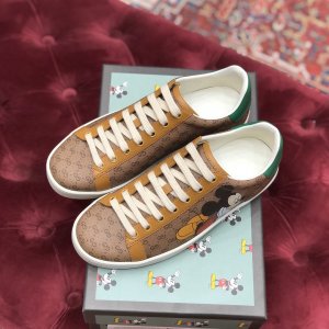 Gucci GG Ace Sneakers 经典小白鞋系列 PVC米奇印花，完全按原版定制的鞋面材质，是你们所能看到的最最接近正品的皮纹、颜色、光泽。每尺皮料成本比普通皮料贵整整一倍。原版空胶工艺，原版开模橡胶大底，原版珍珠牛皮内里，光泽度高，软硬度适中，