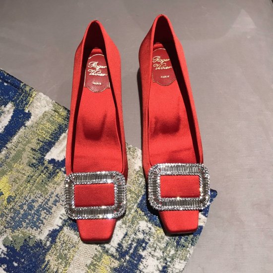 Roger Vivier 放头真丝 英国皇室独宠的高跟鞋品牌之一 它的经典传承 每一代时尚主流们都不会对他视而见 钻扣：奥地利进口施华洛鞋面： 意大利进口原厂真丝内里： 意大利进口原厂真丝大底： 意大利进口真皮大底 size：35～39正码（34、40定制 - Click Image to Close