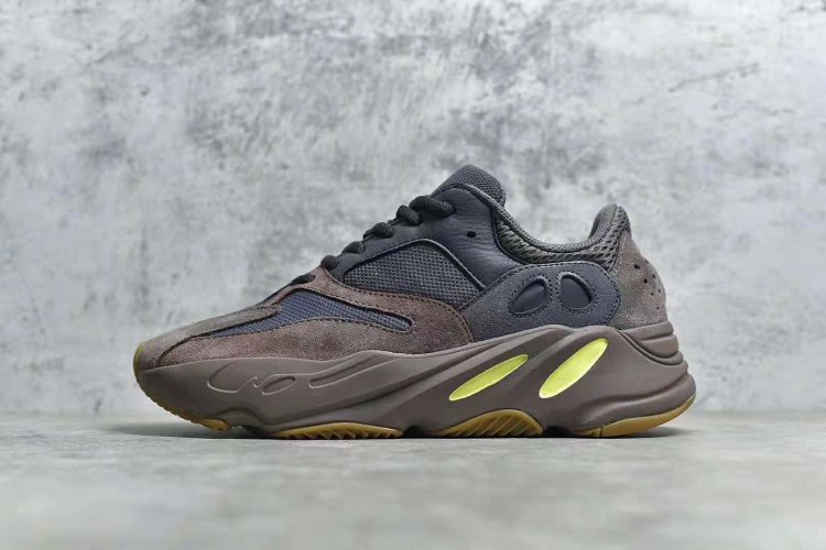 Yeezy Boost 700 “Mauve” “Mauve” 翻译称中文是淡紫色，但这双全新配色看起来更像是以深灰色为主调，在鞋面上加入些许淡紫色细节。四、五种不同颜色的融入带来丰富的层次感，巧妙的组合并没有杂乱的视觉感受，中底处还有醒目的荧光黄色点缀， - Click Image to Close