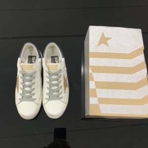 小脏鞋.Golden goose Deluxe Brand SUPERSTA GGDB小脏鞋 火红程度比小白鞋还要早，打破传统审美，小脏鞋做到了！明星私服上脚示范 就是这么百搭 ！再也不用担心洗鞋的问题啦！鞋面原版定制牛皮（做旧精髓所在）专柜3cm内增高鞋