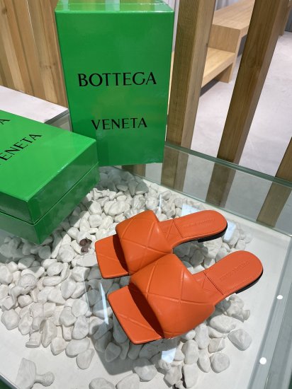 Bottega Veneta 新款压纹平底拖鞋 面料选用经典柔软小羊皮 内里 垫脚 选用牛皮里 舒适高端 大底选用意大利真皮大底搭配橡胶 35-40 - Click Image to Close