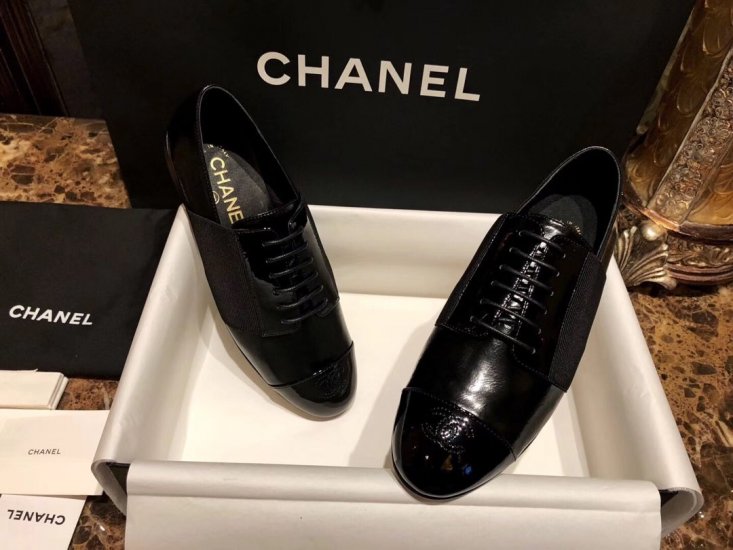 Chanel size 35-41 最美西装鞋 低调黑色,一款复古风潮绑带西装鞋,纯黑色的低调英伦范,平底的设计兼顾了舒服与美感 - Click Image to Close