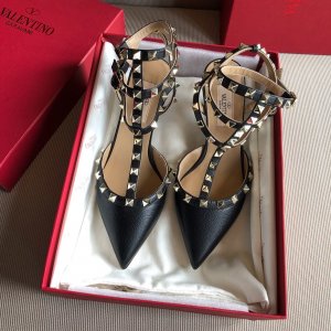 Valentino 黑色荔枝纹小牛皮 heel height 1.0 cm 6.5 cm 10 cm size：35-39 Rockstud Collection系列推出以来俨然成了Valentin*一个重要的标志性元素之一！小巧精致的尖头，霸气凌人的铆钉