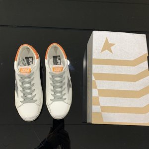 小脏鞋.Golden goose Deluxe Brand SUPERSTA GGDB小脏鞋 火红程度比小白鞋还要早，打破传统审美，小脏鞋做到了！明星私服上脚示范 就是这么百搭 ！再也不用担心洗鞋的问题啦！鞋面原版定制牛皮（做旧精髓所在）专柜3cm内增高鞋