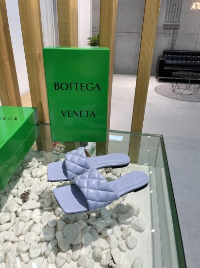 Bottega Veneta 泡泡棱格平底拖鞋 面料选用经典柔软小羊皮精工 内里 垫脚 选用牛皮里 舒适高端 大底选用意大利真皮大底搭配橡胶 35-40 - Click Image to Close