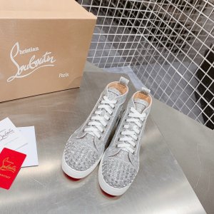 Christian Louboutin CL铆钉高帮鞋！严格精选细选材料 具有良好的耐穿性及透气性 铆钉的修饰让简单变得不简单 超好看！码数34-39