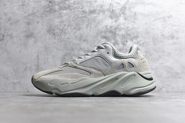 Yeezy Boost 700 “Salt” 海盐 与海盐 Yeezy 500 相同，大面积使用高品质的翻毛皮革，除此之外还使用不同密度的网布和光滑皮革材质。丰富的用料配合 Yeezy 700 的复杂拼接，让这款配色纯粹但不失看点。中底没有以往的涂装设计， - Click Image to Close