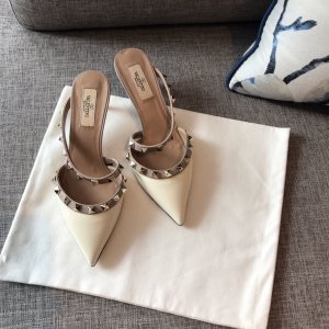 Valentino Garavani Rockstud 5.0进口牛漆皮脚背带中跟后空拖 - 真空电镀铆钉 - 裸粉色纳帕小牛皮饰边和袢带 - 进口牛漆皮/水染羊皮内里 - 意大利真皮大底 - 跟高 5cm - 尺码 35-39 - 黑色/裸色/奶白/淡兰