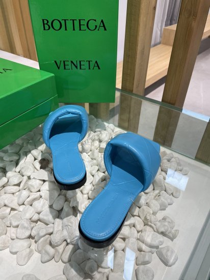 Bottega Veneta 新款压纹平底拖鞋 面料选用经典柔软小羊皮 内里 垫脚 选用牛皮里 舒适高端 大底选用意大利真皮大底搭配橡胶 35-40 - Click Image to Close