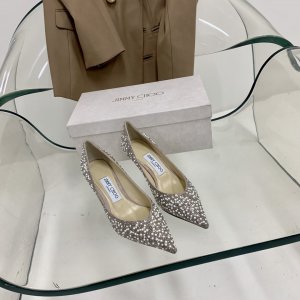 JIMMY CHOO 专柜限量款镶钻珍珠高跟鞋 珍珠镶入腕链 散发浪漫甜味 自带迷人光环 精修楦型 就算10cm跟也可轻松驾驭 材质】 鞋面：定制的羊京加烫钻、烫珍珠工艺 内里：垫脚均全粒面皮面制作 大底：意大利真皮大底 原版两跟高：平底、10CM