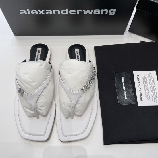 Alexander Wang 新品ivy水晶徽标字母平底夹趾凉拖 材质与工艺： 原版羔羊皮面料 定染羊皮内里 定制水晶字母徽标 意大利产真皮大底 Size：35-40 - Click Image to Close