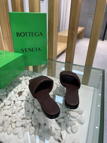 Bottega Veneta 新款压纹平底拖鞋 面料选用经典柔软小羊皮 内里 垫脚 选用牛皮里 舒适高端 大底选用意大利真皮大底搭配橡胶 35-40 - Click Image to Close