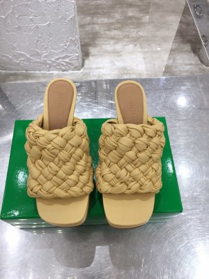 Bottega Veneta 材质是超级柔软的Nappa小羊皮 传统手工技艺双面编织 原楦高定 圆润有型鞋头 鞋身线条流畅 2CM防水台真皮包裹 舒适度妥妥的 不能再稳了 意大利真皮大底 Size ：35-41 跟高：10CM