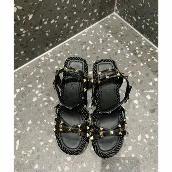 Valentino20ss春夏新款铆钉坡跟凉鞋，意大利著名奢侈品原版定制款，铆钉系列款所有细节材料都是对照原版定制！ 鞋面：进口小牛皮 内里.垫脚：牛皮里 大底：原版TPU大底 跟高：12CM，水台：2.5CM Size：35-41 - Click Image to Close