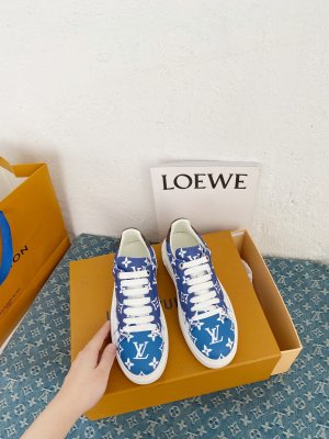 LV 炫彩系列 frontrow sneaker 小牛皮做内里，而且只选取背部的皮，因为背部纹路细，做成的内里效果更好，久穿不皱裂，原版橡胶底 码数：35～40