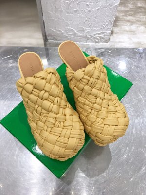 Bottega Veneta 材质是超级柔软的Nappa小羊皮 传统手工技艺双面编织 原楦高定 圆润有型鞋头 鞋身线条流畅 2CM防水台真皮包裹 舒适度妥妥的 不能再稳了 意大利真皮大底 Size ：35-41 跟高：10CM