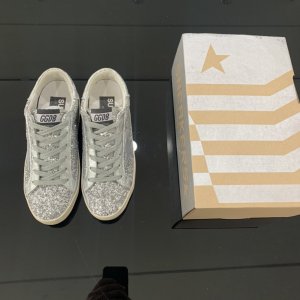 小脏鞋.Golden goose Deluxe Brand SUPERSTA GGDB小脏鞋 火红程度比小白鞋还要早，打破传统审美，小脏鞋做到了！明星私服上脚示范 就是这么百搭 ！再也不用担心洗鞋的问题啦！鞋面原版定制牛皮（做旧精髓所在）专柜3cm内增高鞋