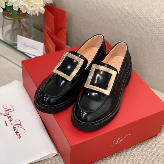 Roger Vivier 全新升级乐福鞋 鞋面：进口胎牛漆皮/开边珠/原版丝光麂皮 内里：进口小羊皮（富有光泽带淡淡浅粉色）大底：原厂Eva发泡橡胶大底+真皮沿条 size：35-40 - Click Image to Close