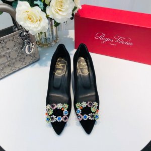 Roger Vivier Roger Viver羊京花钻扣鞋！继承了传统的方扣设计 略作改动 从而更加妩媚，缎面改成了羊京面，更显华贵雍容！ 跟高：平底/高跟（6.5CM） 码数：34-40