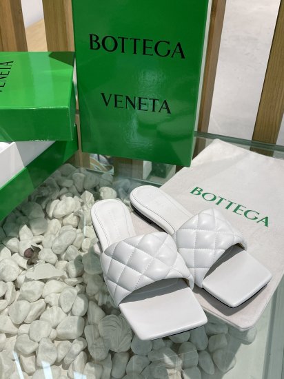 Bottega Veneta 泡泡棱格平底拖鞋 面料选用经典柔软小羊皮精工 内里 垫脚 选用牛皮里 舒适高端 大底选用意大利真皮大底搭配橡胶 35-40 - Click Image to Close