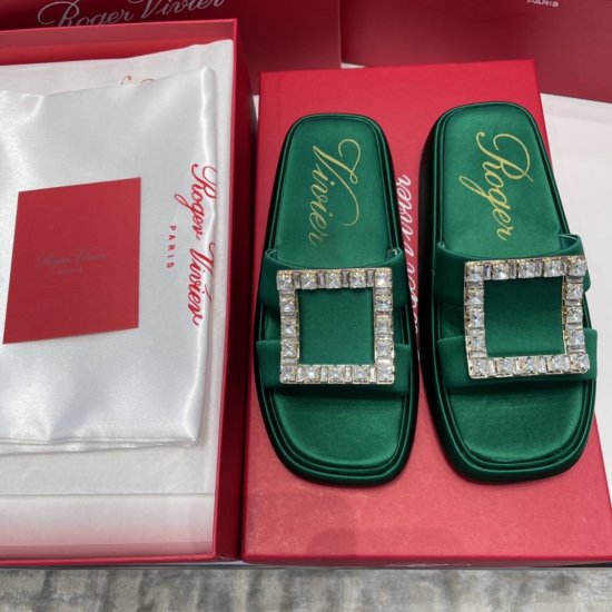 Roger Vivier 2021新品复古大方扣厚底凉拖 材质与工艺： 进口超软牛漆皮/胎牛皮/真丝面料 定染羊皮/真丝内里 定制顶级裹皮革/水钻饰扣 开模原版logo大底 size：35-40，漆皮扣/水钻扣 - Click Image to Close