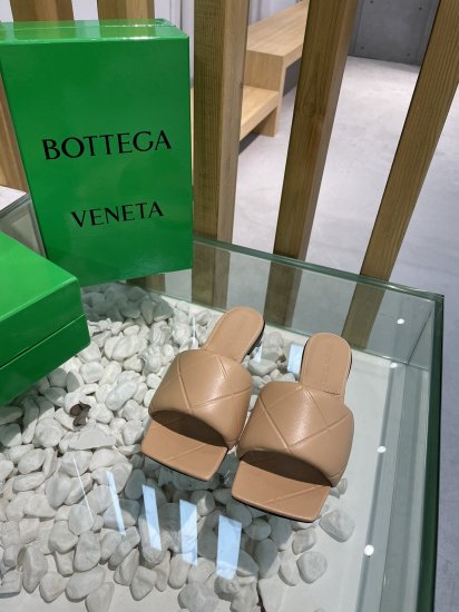 Bottega Veneta 新款压纹平底拖鞋 面料选用经典柔软小羊皮 内里 垫脚 选用牛皮里 舒适高端 大底选用意大利真皮大底搭配橡胶 35-40 - Click Image to Close