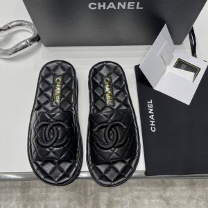 Chanel 2021新品菱格纹双C刺绣拖鞋 材质与工艺： 原版小羊皮面料 原版真皮垫脚 定制logo大底 Size：35-40