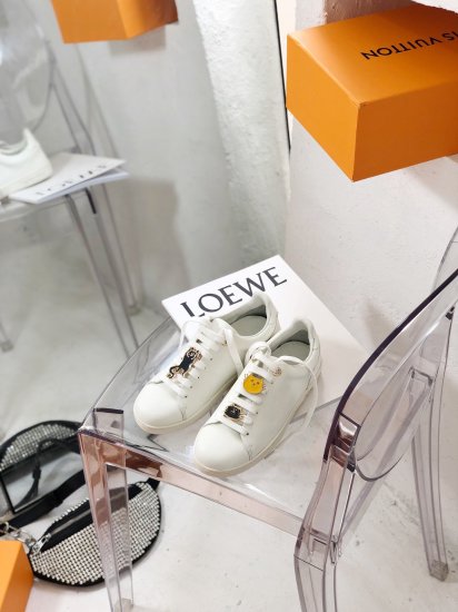 LV frontrow sneaker 小牛皮做内里，而且只选取背部的皮，因为背部纹路细，做成的内里效果更好，久穿不皱裂 码数：35～40 - Click Image to Close