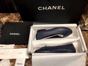 Chanel 新款球纹,跟以往的球纹不同的是颗粒感更明显分布更随意, 整体看起来更加简约 34-41