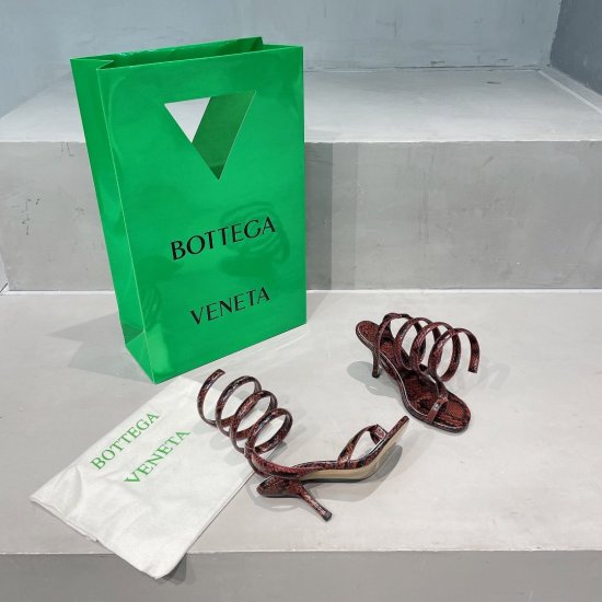 Bottega Veneta BottegaVeneta蛇纹凉鞋， 浓浓70年代嘻哈风格 鞋面包中底采用牛皮，垫脚牛皮，意大利进口真皮大底 。 颜色:三色 跟高:平跟1.5cm 高跟7.5cm 码数:35-39 - Click Image to Close