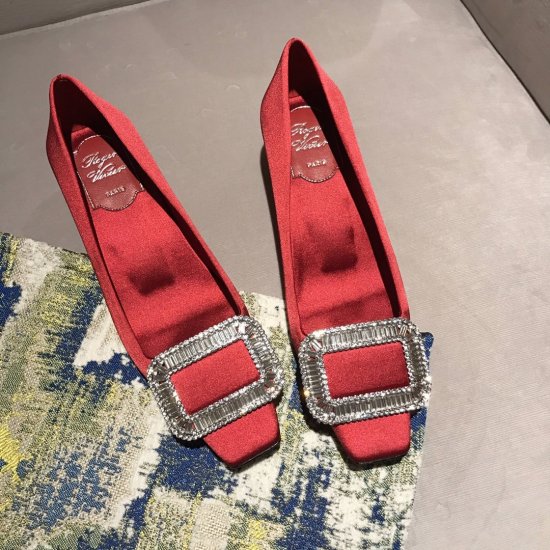 Roger Vivier 放头真丝 英国皇室独宠的高跟鞋品牌之一 它的经典传承 每一代时尚主流们都不会对他视而见 钻扣：奥地利进口施华洛鞋面： 意大利进口原厂真丝内里： 意大利进口原厂真丝大底： 意大利进口真皮大底 size：35～39正码（34、40定制 - Click Image to Close