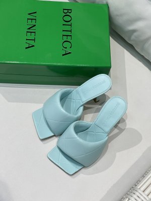 Bottega Veneta 新款压纹面包高跟拖鞋 面料选用经典柔软小羊皮 内里 垫脚 选用牛皮里 舒适高端 大底选用意大利真皮大底搭配橡胶 35-40