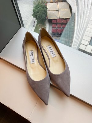 Jimmy Choo JimmyChoo 跟高1cm 尖头、浅口、羊京鞋面 鞋面：进口羊鲸 内里：进口全粒面水晶羊皮 大底：真皮大底 跟高： 平底1.0cm 中跟6.5cm 高跟8.5cm SIZE ：35-40