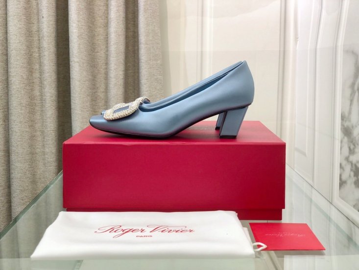 Roger vivier 经典方跟钻扣真丝单鞋 面料:意大利进口100%真丝 大底:原版进口真皮大底 内里:头层羊皮 跟高:4.5cm 码数:35-40 - Click Image to Close