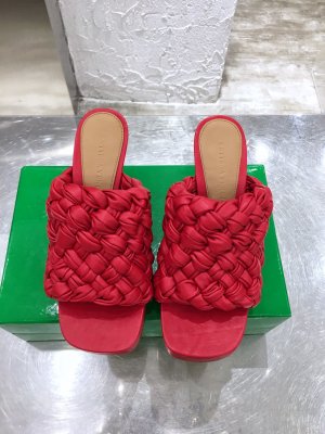 Bottega Veneta 材质是超级柔软的Nappa小羊皮 传统手工技艺双面编织 原楦高定 圆润有型鞋头 鞋身线条流畅 2CM防水台真皮包裹 舒适度妥妥的 不能再稳了 意大利真皮大底 Size ：35-41 跟高：10CM