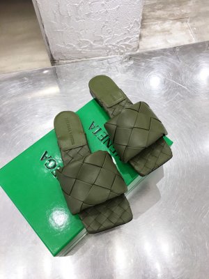 Bottega Veneta 最齐色到货17 色 两款跟型：①平底②高跟(9CM) 工艺：定染后将皮板做柔软处理 编织廓形立体 不扁塌 双层皮料编织内里 单独做了羊里皮拼贴 遵循原版工艺做法 配同色超纤垫脚 橡胶注塑真皮大底 码数：35-42