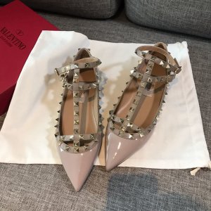 Valentino ROCKSTUD铆钉系列 意大利进口柔软牛漆皮，定制羊皮内里、垫脚！原版开模不掉色 不氧化电镀方钉 意大利原版真皮大底 Size：35-39 Heel height 1.0cm 6.5cm 10cm