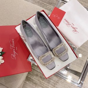 Roger Vivier 经典真丝钻扣方跟鞋 别出心裁的方钻扣设计搭配4.5cm经典小方跟使得鞋子穿着更舒适，腿型更修长，进口专柜真丝面料 内里垫脚:进口小羊皮+意大利透染真皮大底，施华洛世奇原版钻花扣顶级货 35-40