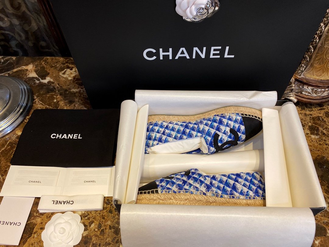 Chanel 布料蓝格 35-41 每个菱形里面的蓝色包含了六种深浅不一的蓝色进口纱线,而且而且,每个菱格的排列都是不一样的!!这个不是印刷,是一条条线纺织而成的,难度大增,特殊面料的做不到原版效果我们是不会做货的