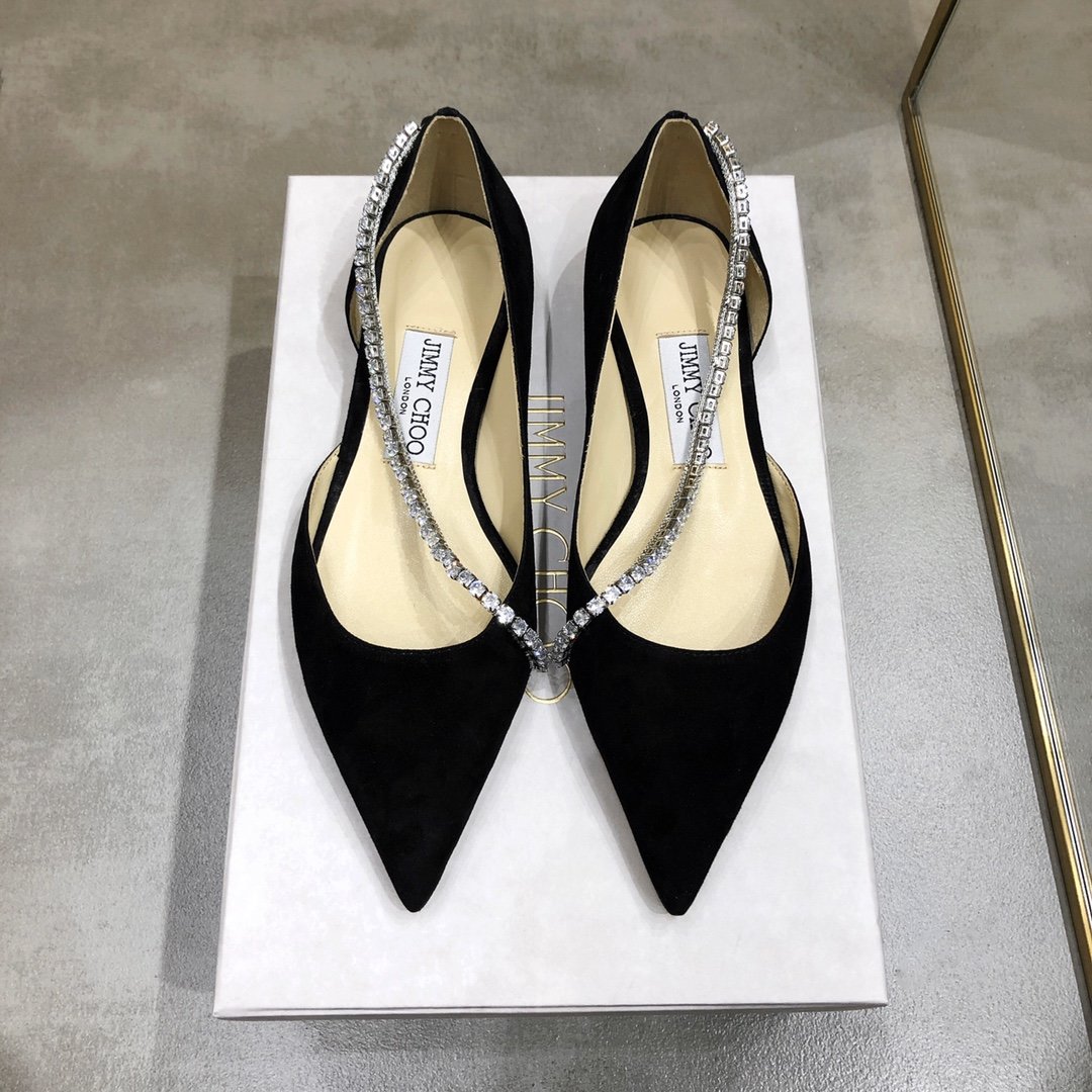 Jimmy Choo . Jimmy cho*o超性感限量水晶链条高跟鞋 …………………………………………………… Go 材料： 面料/黑色-羊京羊皮 粉色-进口特殊布料 内里/柔软羊皮垫脚 鞋底/意大利真皮大底 特点/施华洛世奇钻 ……………………………