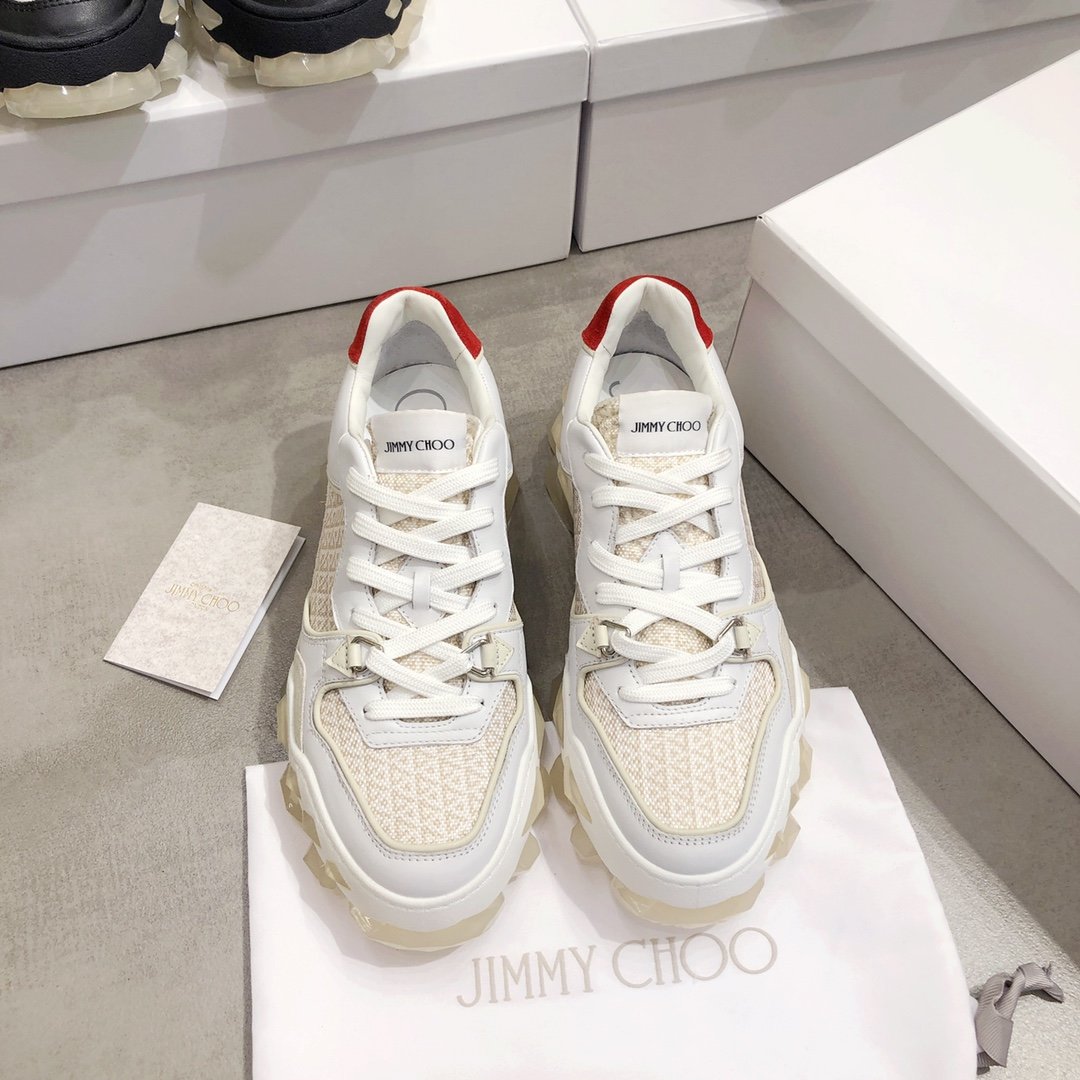 Jimmy Choo 这款 “Diamond” 运动鞋配有夸张吸睛的叠层水晶鞋底，其厚实且带棱角的外形以钻石的多琢面为灵感，中间的挖空设计令行走更为灵活。它以三角菱格帆布和纹理皮革制成，于看似笨重实则轻盈好走，内里还设有舒适衬垫。不妨搭配露踝裤装，确保完整