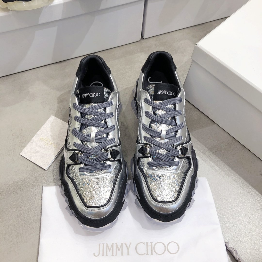 Jimmy Choo 这款 “Diamond” 运动鞋配有夸张吸睛的叠层水晶鞋底，其厚实且带棱角的外形以钻石的多琢面为灵感，中间的挖空设计令行走更为灵活。它以三角菱格帆布和纹理皮革制成，于看似笨重实则轻盈好走，内里还设有舒适衬垫。不妨搭配露踝裤装，确保完整