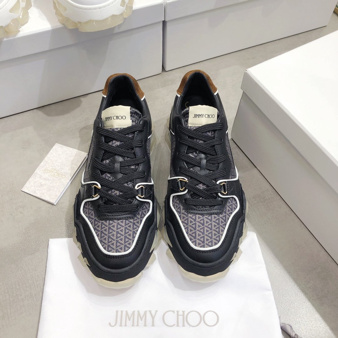 Jimmy Choo 这款 “Diamond” 运动鞋配有夸张吸睛的叠层水晶鞋底，其厚实且带棱角的外形以钻石的多琢面为灵感，中间的挖空设计令行走更为灵活。它以三角菱格帆布和纹理皮革制成，于看似笨重实则轻盈好走，内里还设有舒适衬垫。不妨搭配露踝裤装，确保完整